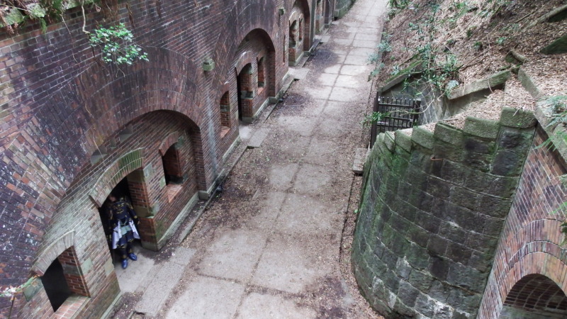 第三砲台跡の地下通路（弾薬庫へ続くトンネル状の空間）