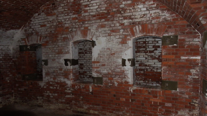 第三砲台跡の弾薬庫前通路の全景（連続する開口部とレンガ壁）