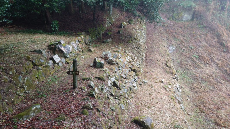 石城山神籠石の列石と山岳地形の外周線