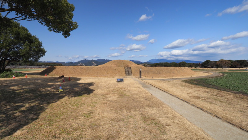 鬼の窟古墳の石室と周辺の自然環境