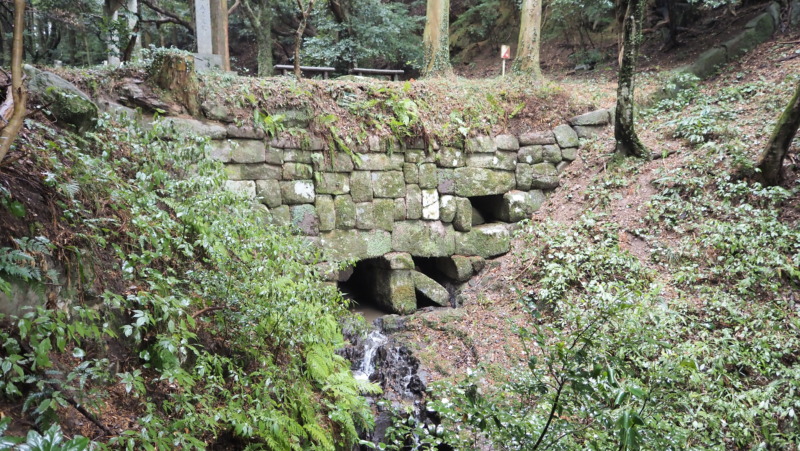 雷山神籠石の北水門（開口と石積み）