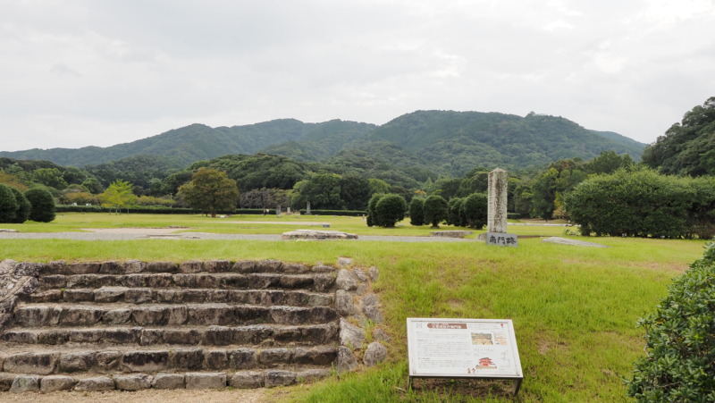太宰府政庁跡の復元された建物と広場