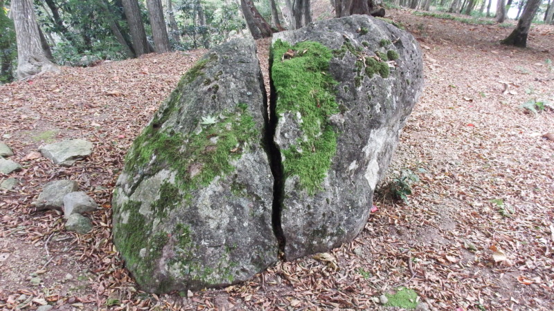 一刀石の詳細な割れ目（私称）」 class=