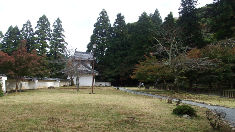 出石城の高石垣（約10m級）」 class=