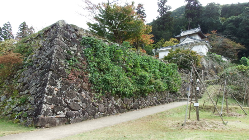 出石城の復元隅櫓と石垣