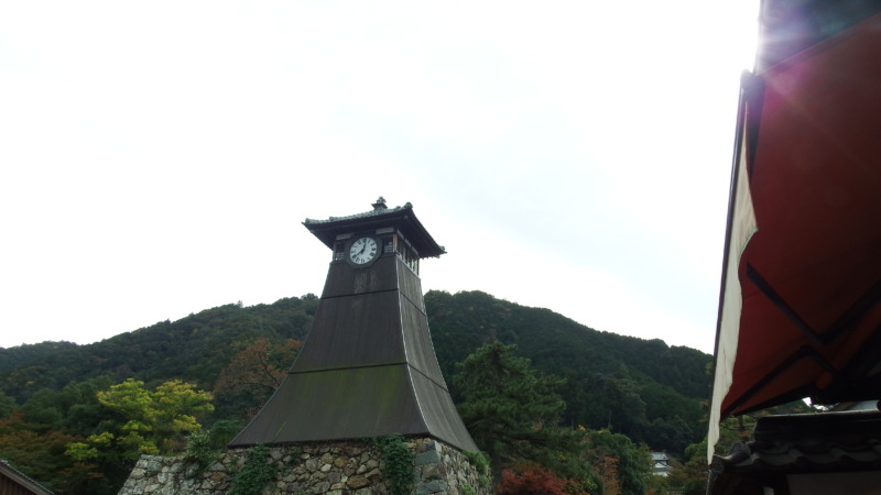 出石の辰鼓楼越しに見る有子山城の借景