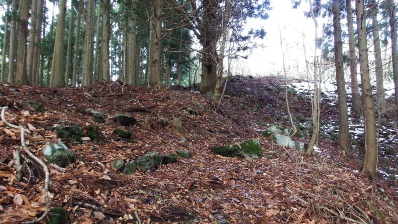 【推定】主郭外周石垣の一部（破却で崩れた石が散りやすい帯）