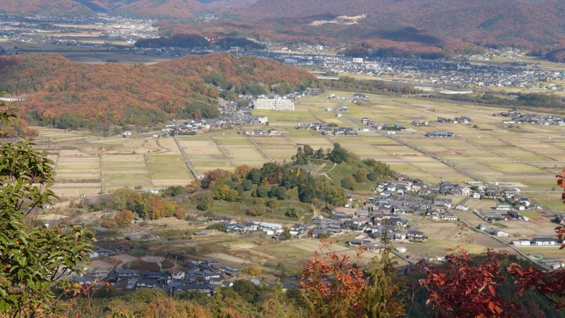 造山古墳の巨大な墳丘と周囲の風景